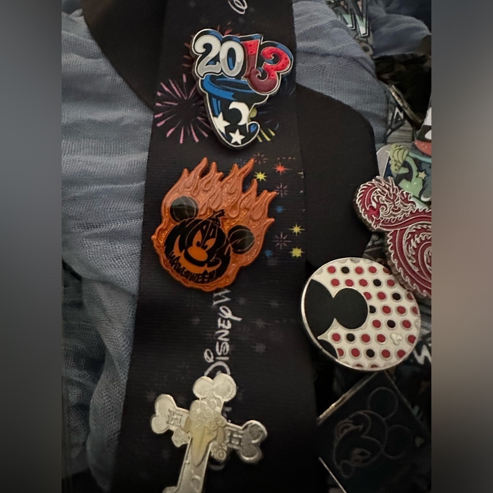 Disney Laynards with pins ~ Great reseller bundle!! - Picture 5 of 8